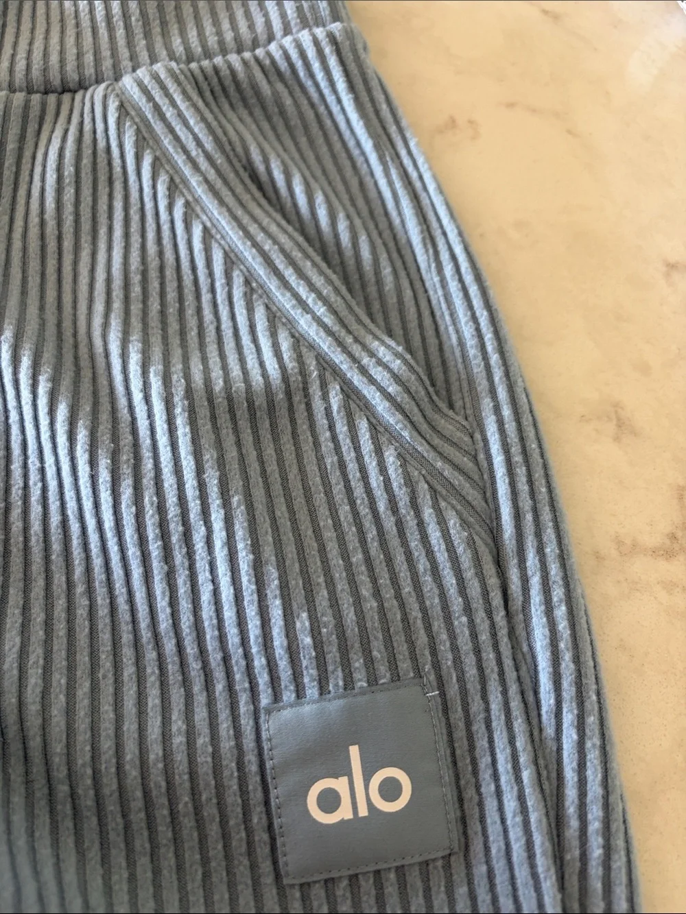 ALO Yoga Muse Sweatpants in light blue size XS
